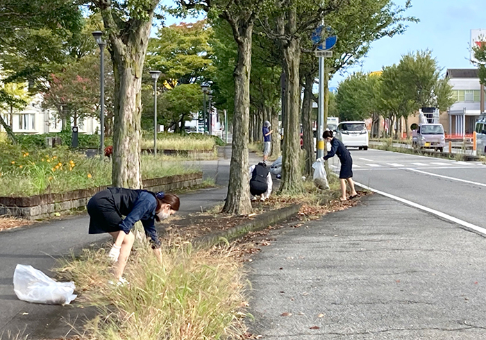 事業所周辺地域の清掃及び緑化活動風景